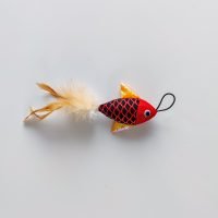 Kissanlelu-kala-kissan-onkilelun-vaihtopaa-tumma-kala-kissasyotti-lemmikkitarvike-yugie-2