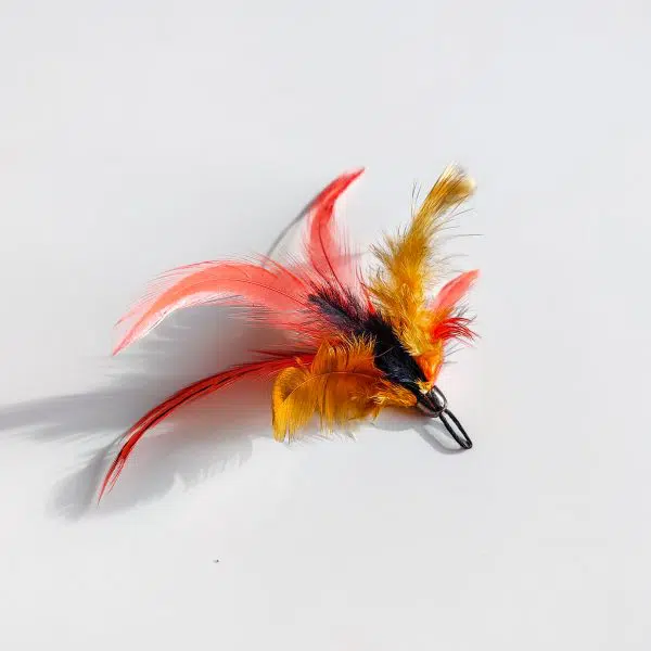 Kotimainen-kissanlelu-Yugie-Toys-Feathery-kissasyotti-punainen-oranssi-kissanlelut-kissan-lelut-lemmikkitarvikkeet-netista-lemmikkitarvike-yugie