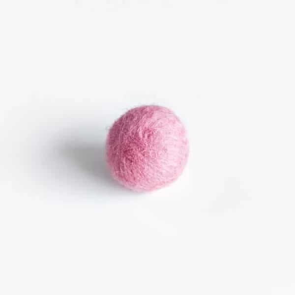 Yugie-Toys-Huopapallo-vaaleanpunainen-kotimainen-kissan-pallo-kotimaiset-kissan-lelut-laadukkaat-lemmikkitarvikkeet-lemmikkitarvike-yugie